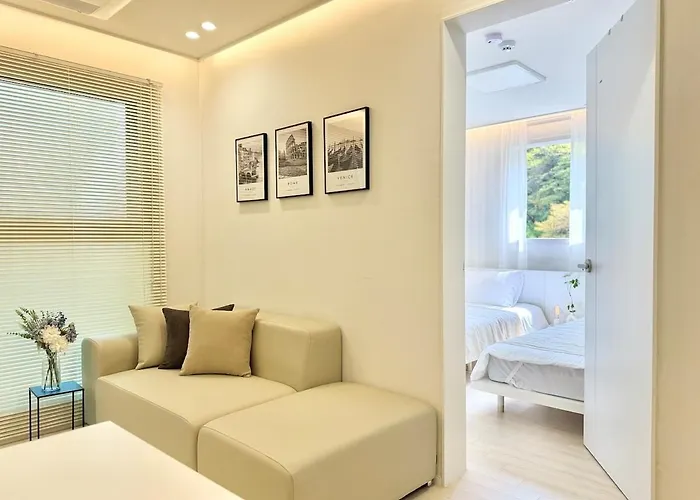 Inter-rest ㅣ New Building With Elevator ㅣ Subway 3 Mins ㅣ Hongdae 15 Mins