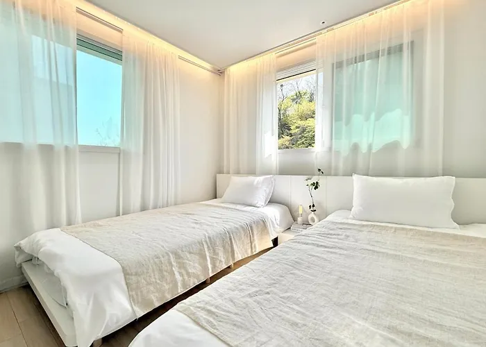 Inter-rest ㅣ New Building With Elevator ㅣ Subway 3 Mins ㅣ Hongdae 15 Mins *