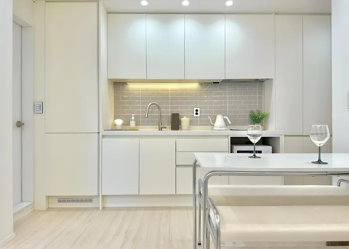 Inter-rest ㅣ New Building With Elevator ㅣ Subway 3 Mins ㅣ Hongdae 15 Mins *